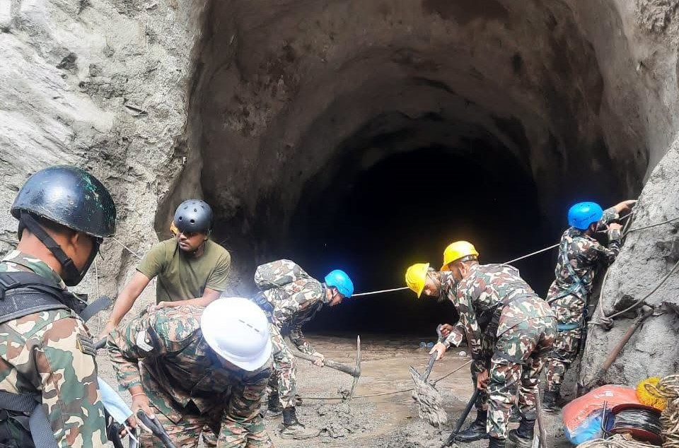 Search and rescue operation  : ' continue in tunnels'